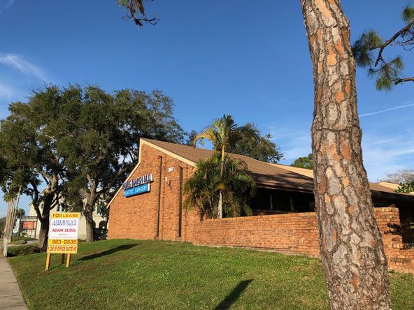 Medical/Professional Office Across from Sarasota Memorial Hospital : 2677 S Tamiami Trail, Sarasota, FL 34239
